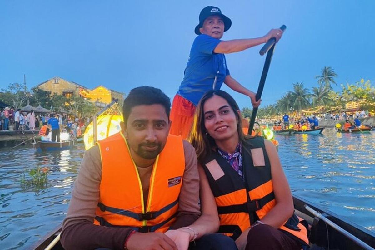 um homem e uma mulher em um barco com uma criança em cima