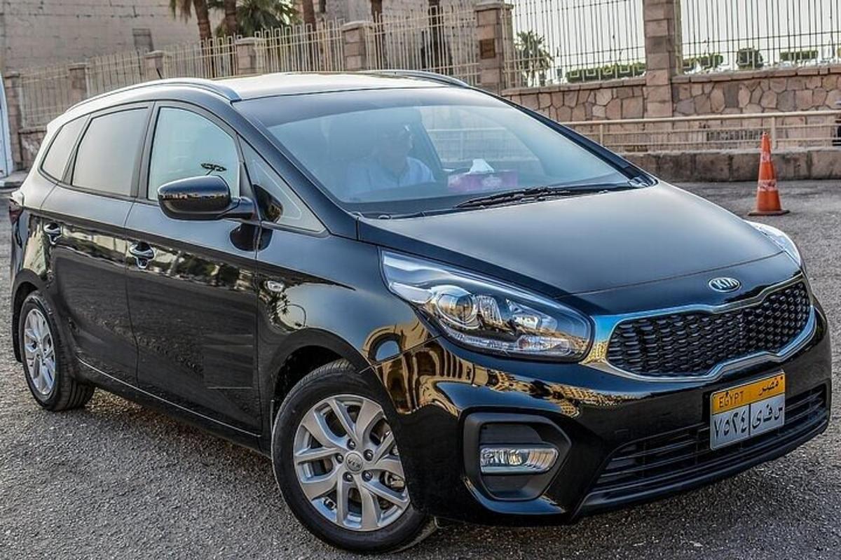 malé černé auto zaparkované na parkovišti