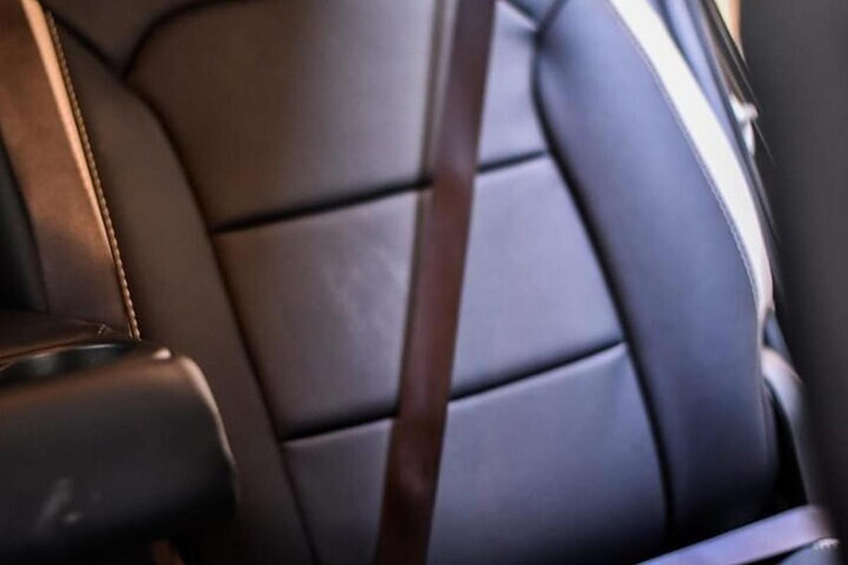 detailní záběr na zadní sedadlo auta