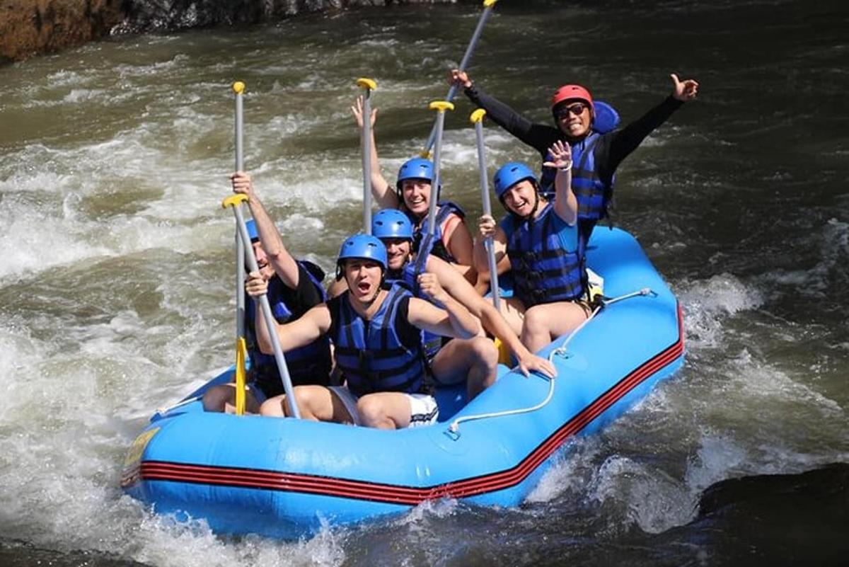 un grup de persones en una bassa en un riu