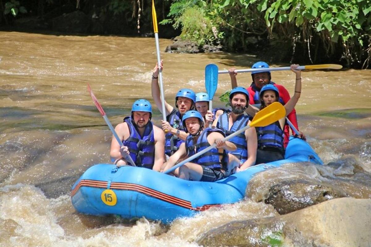 un grupo de personas haciendo rafting en un río