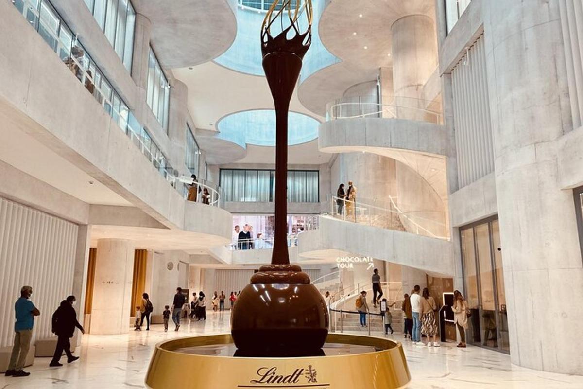 Un museo con un gran jarrón en medio de un edificio.