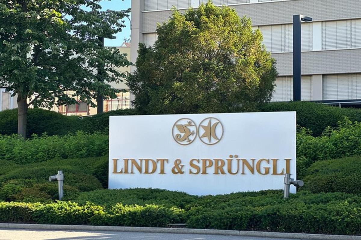 Un cartel para el edificio Lindt y Spruich