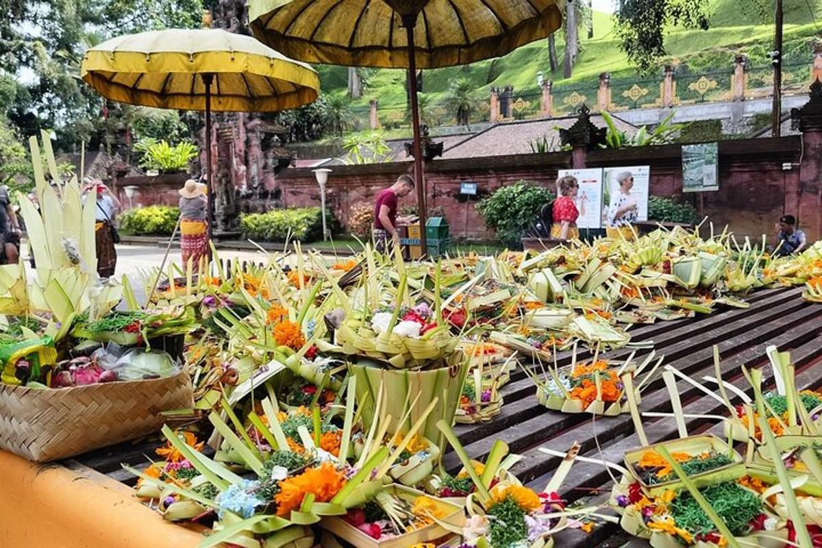 paparan buah-buahan dan sayur-sayuran di atas meja dengan payung