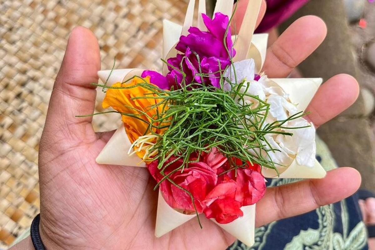 o mână care ține un buchet de flori colorate