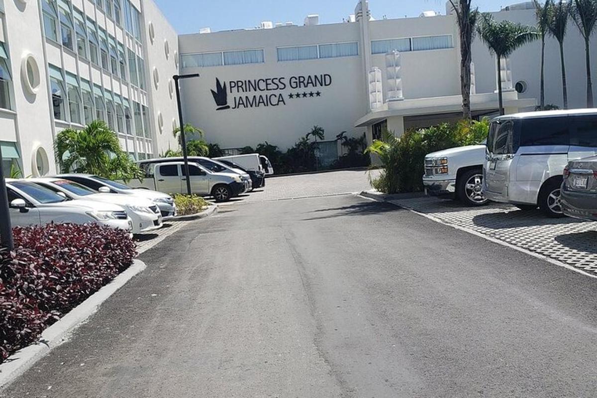 Un estacionamiento con autos estacionados frente a un edificio.