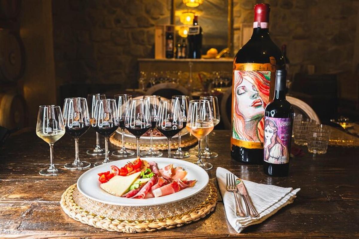 miza s krožnikom hrane in kozarci za vino
