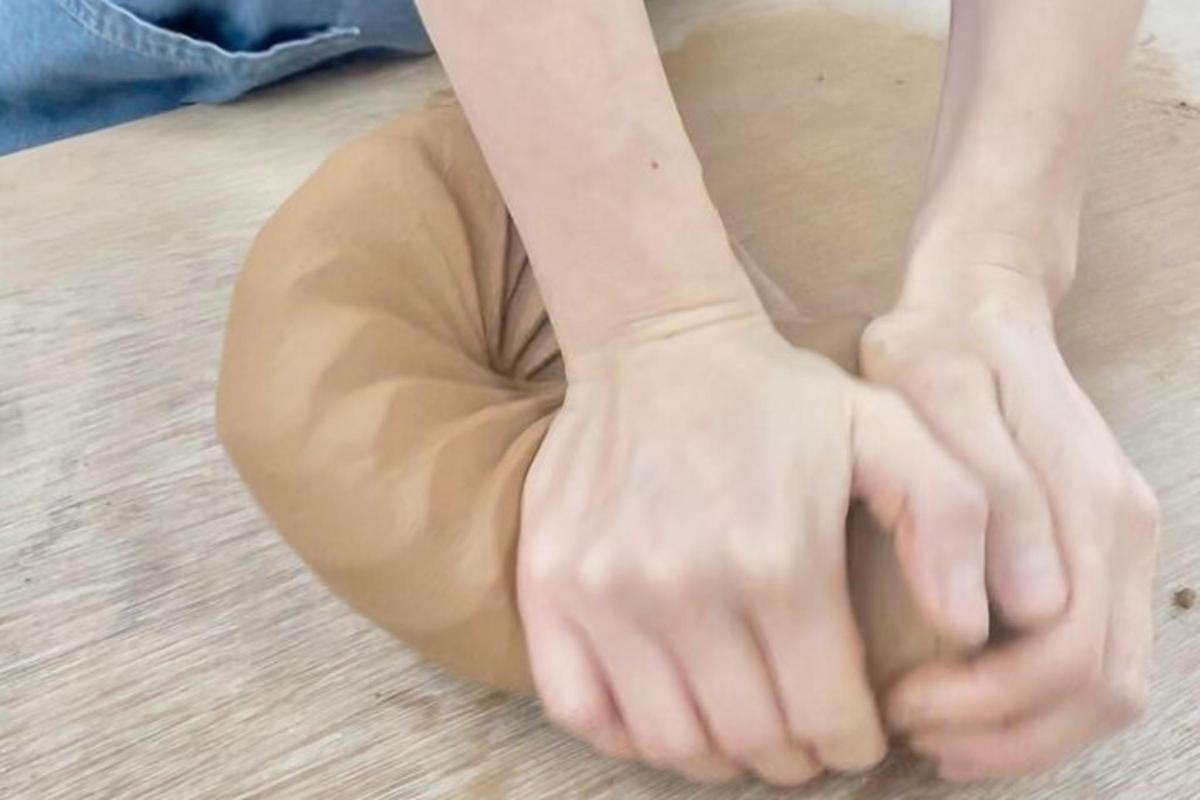 inimene, kelle käed on taignapalli peal