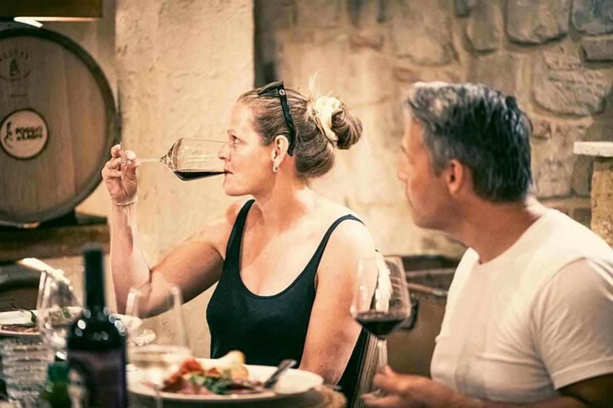 isang lalaki at isang babae na umiinom ng alak sa isang restaurant