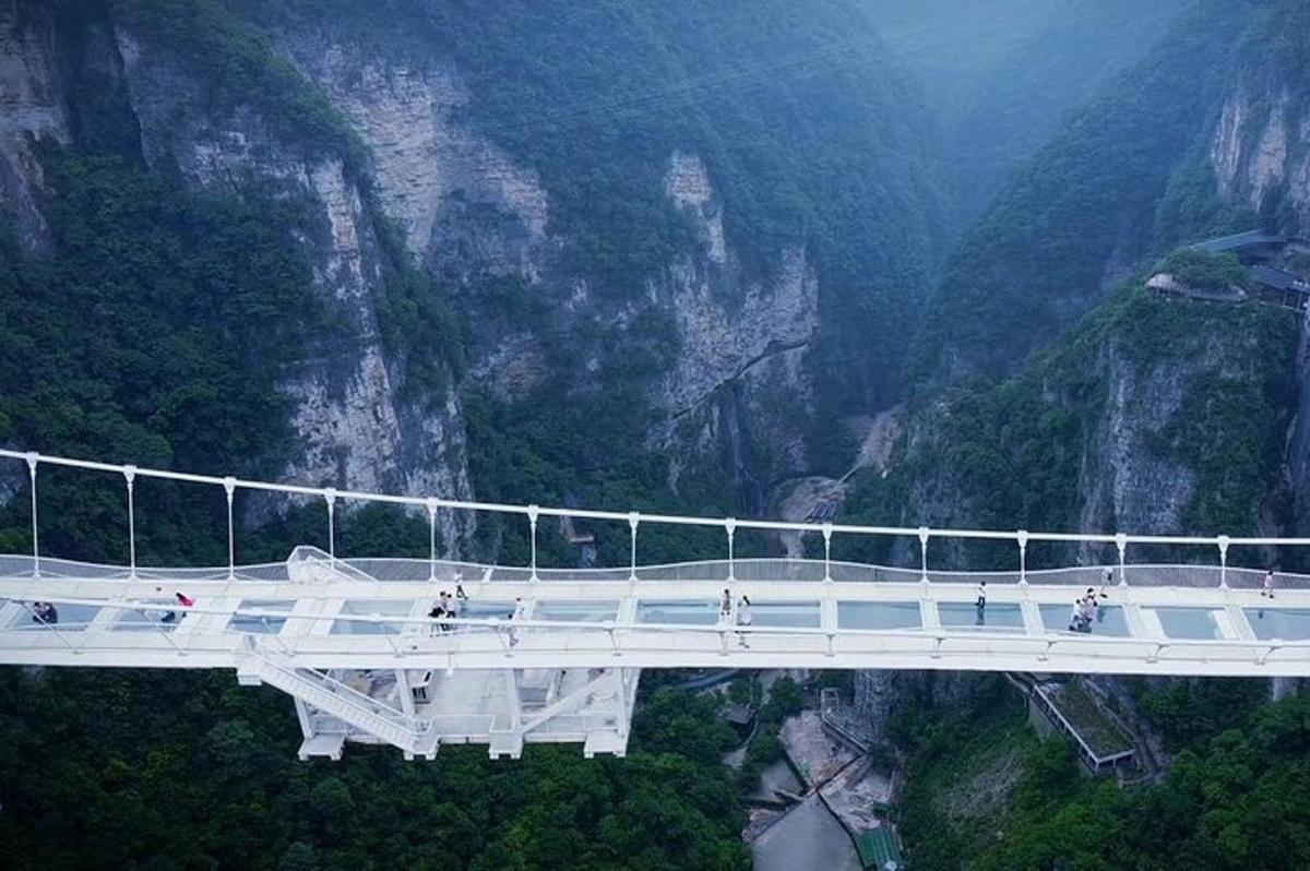 uma ponte sobre uma montanha com pessoas nela