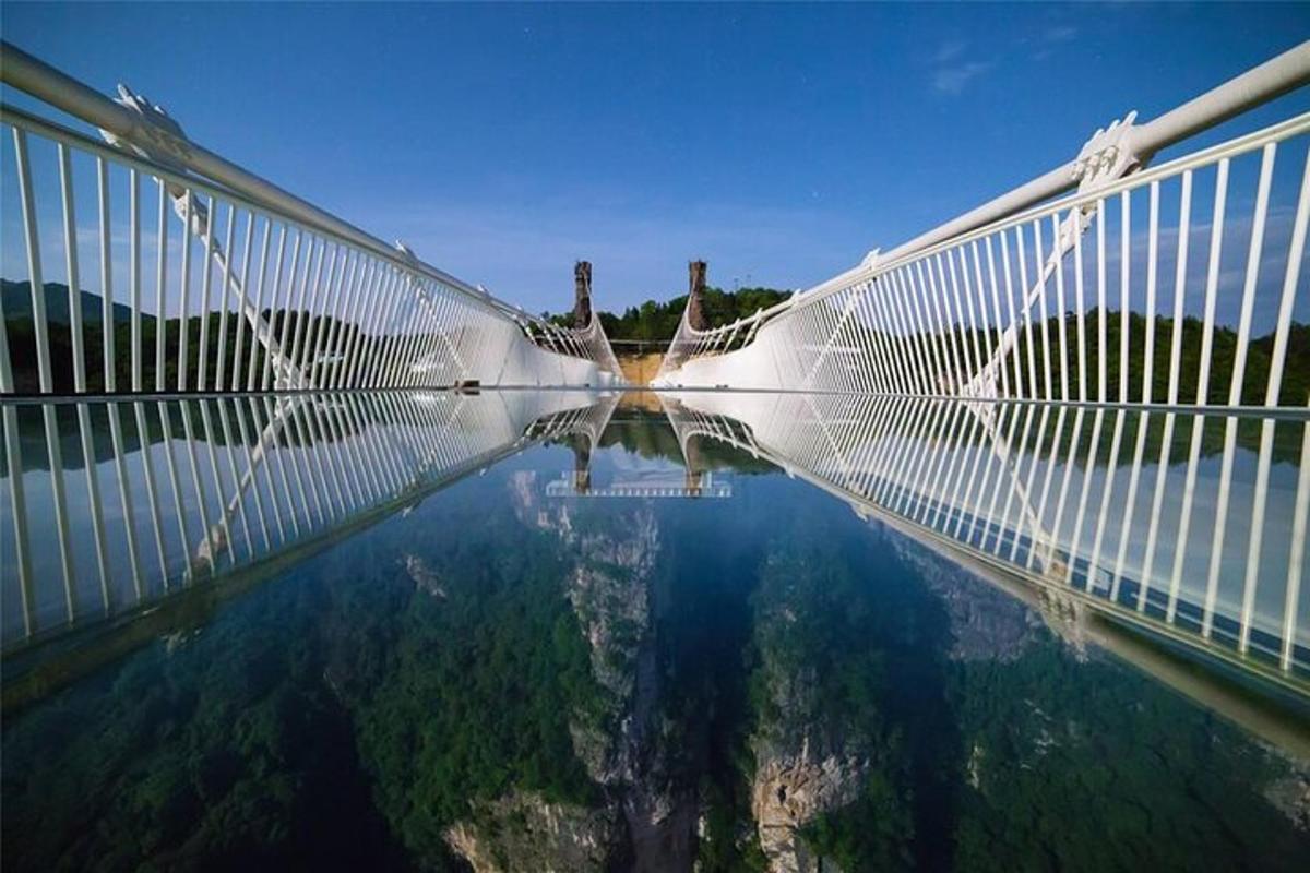 uma ponte sobre um lago com seu reflexo na água