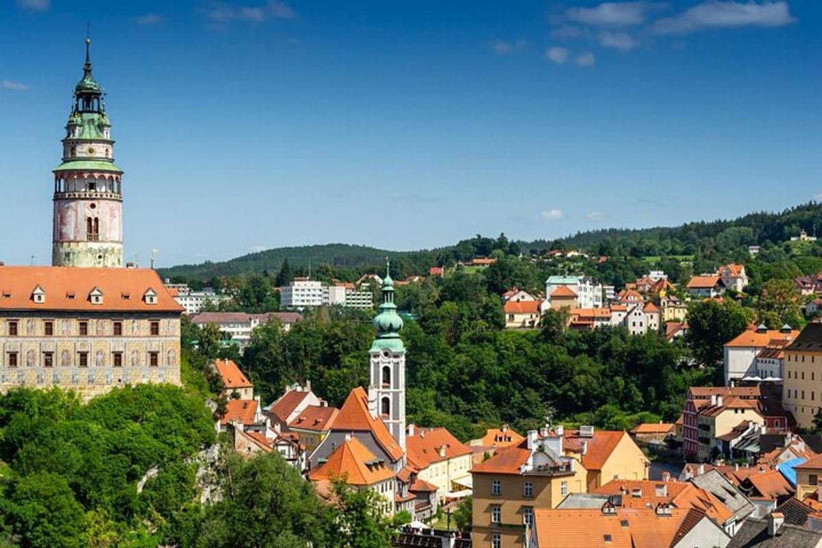 pogled na mesto z urnim stolpom