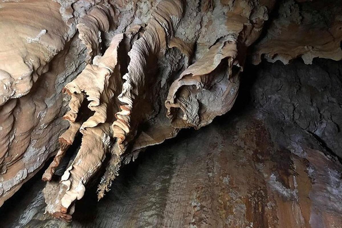cận cảnh một khối đá trong hang động