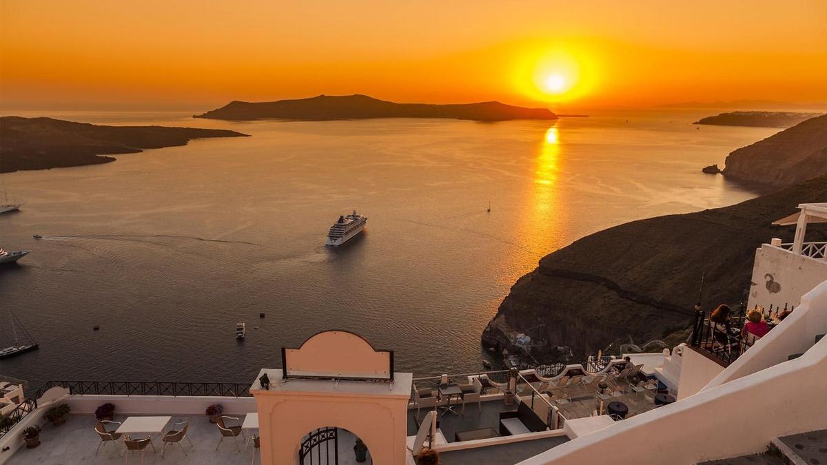 un tramonto su uno specchio d'acqua con una barca