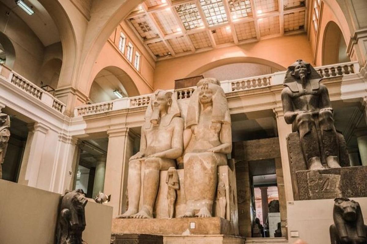 Una gran exhibición en un museo con una estatua.