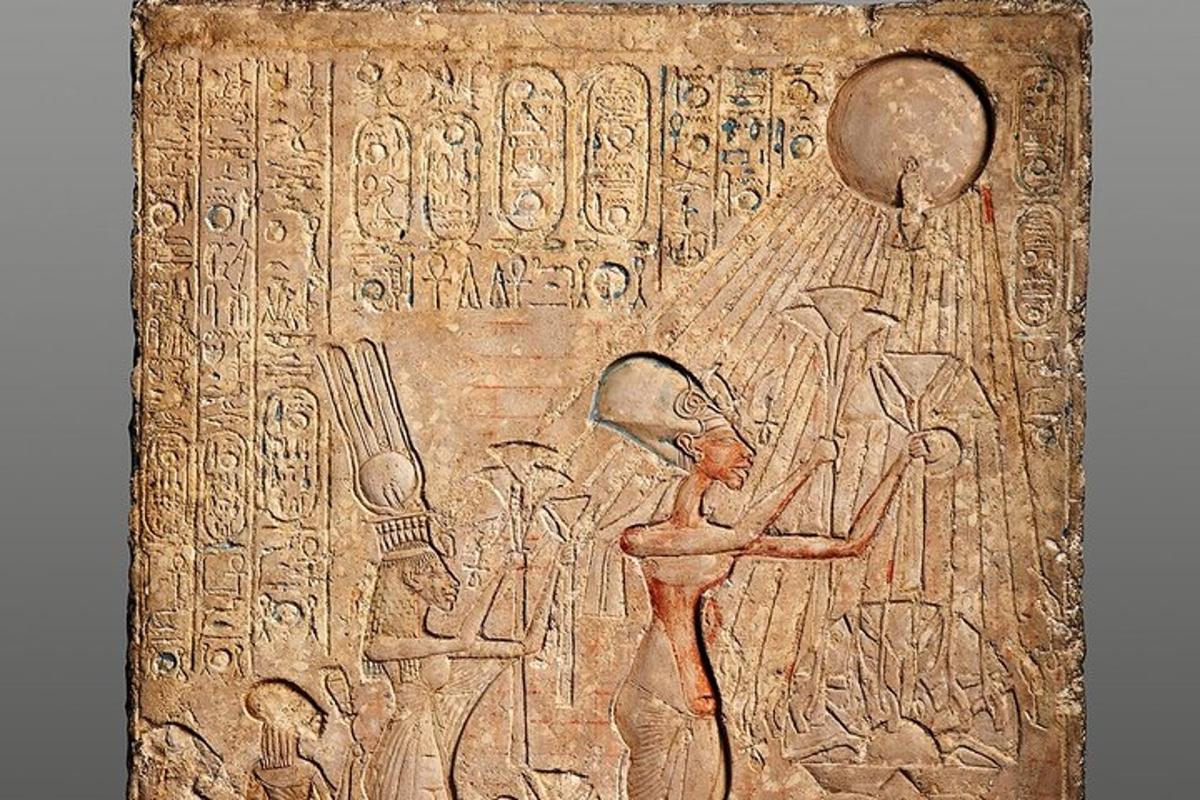 Un relieve de una mujer con un globo en una pared.