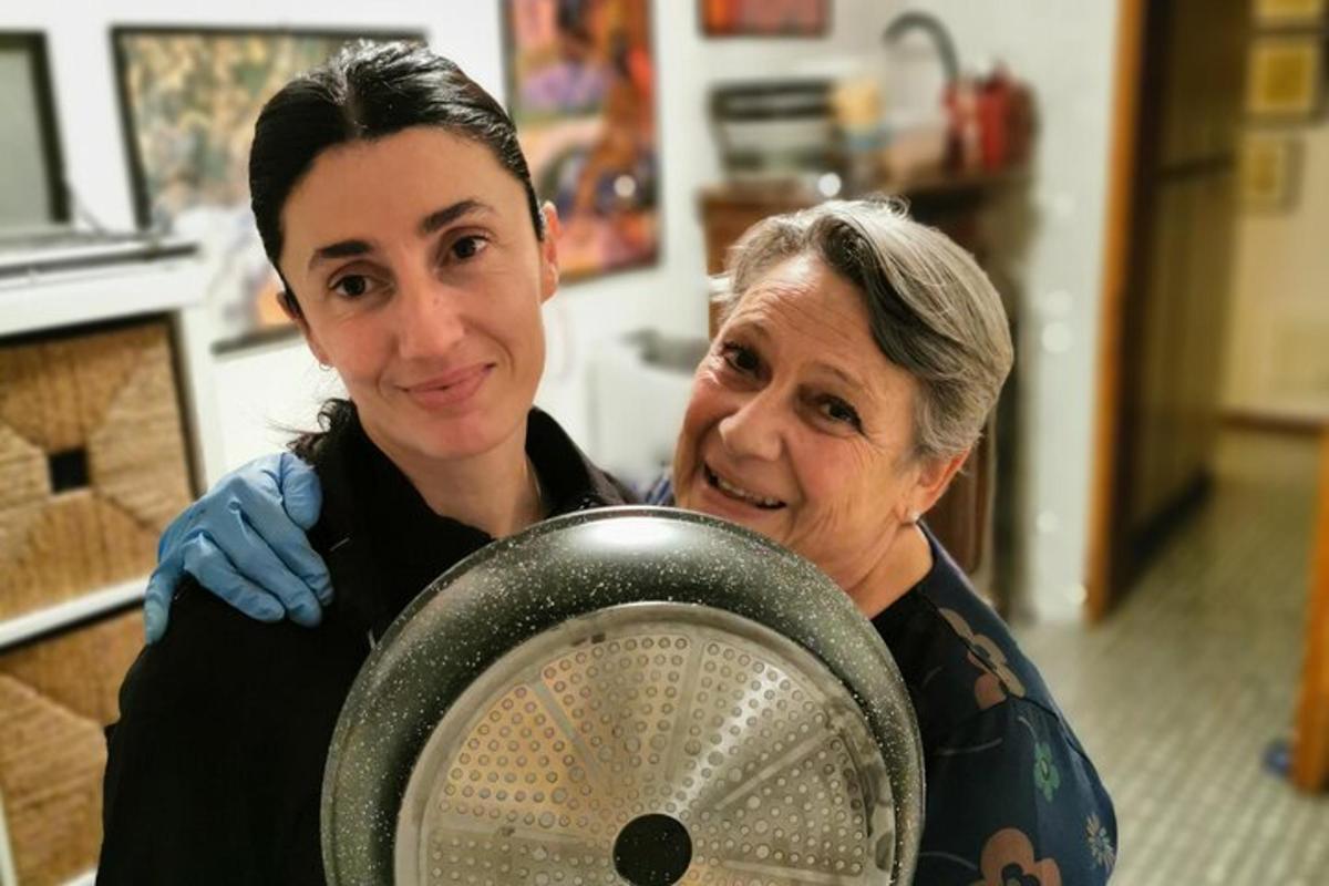 due donne tengono in mano un frisbee
