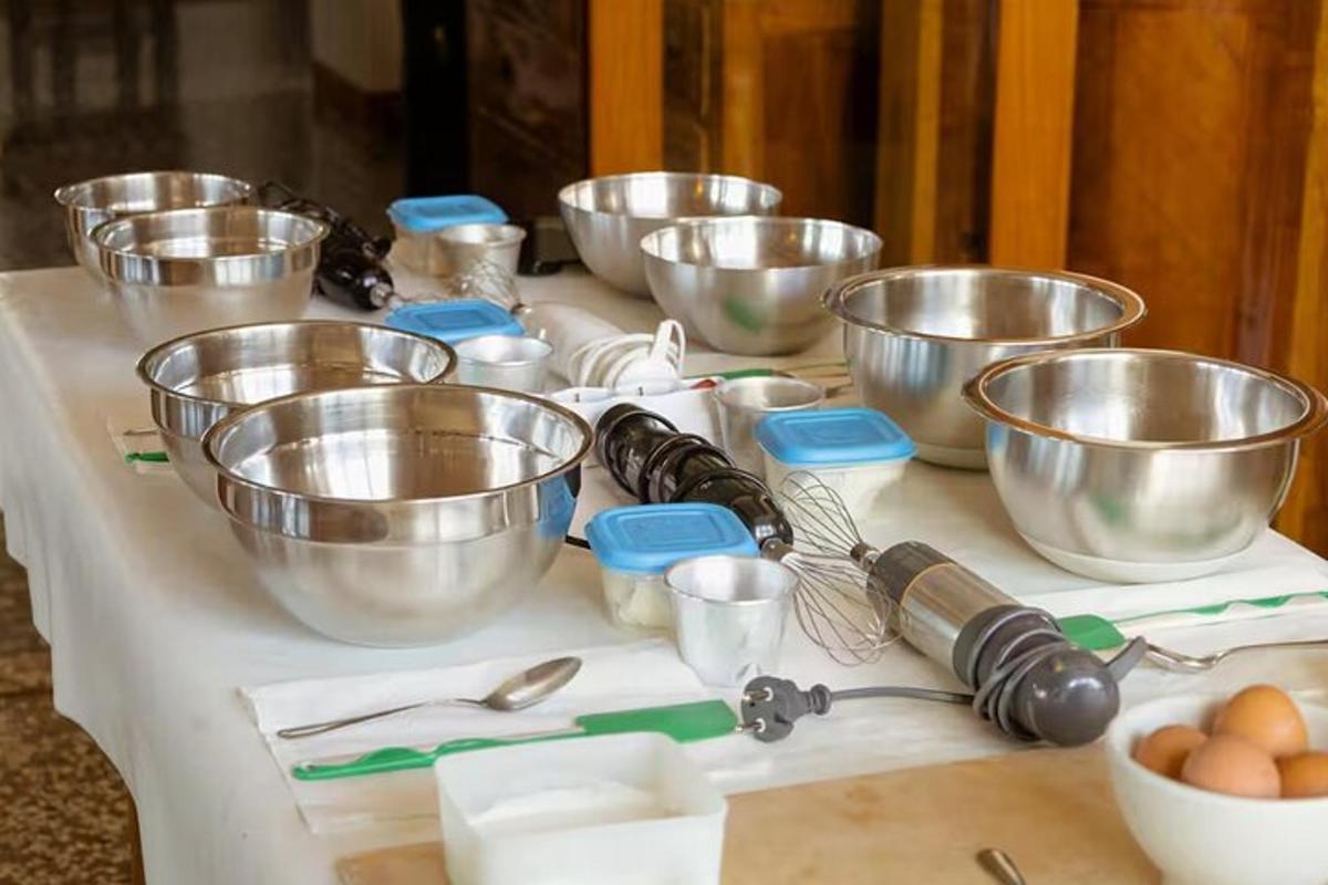un tavolo con ciotole e altri ingredienti sopra