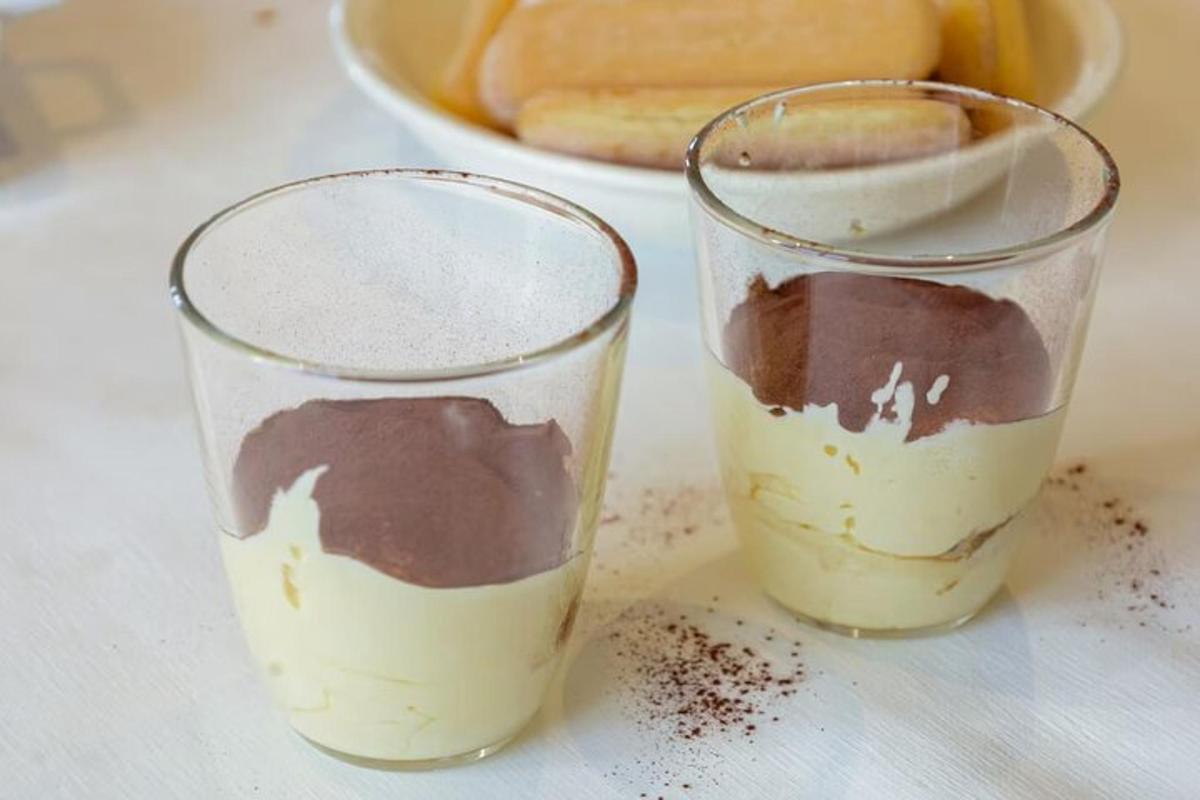 dua gelas berisi coklat andecake di atas meja