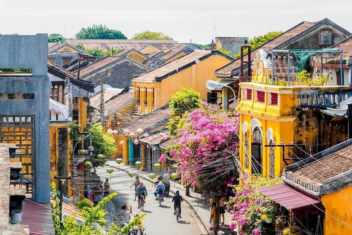 một nhóm người đang đạp xe xuống phố thành phố