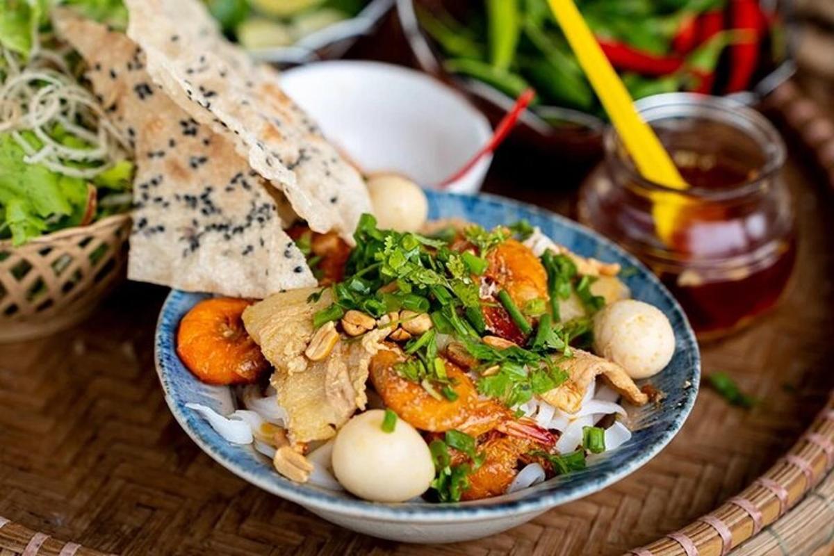 một đĩa thức ăn màu xanh trên bàn