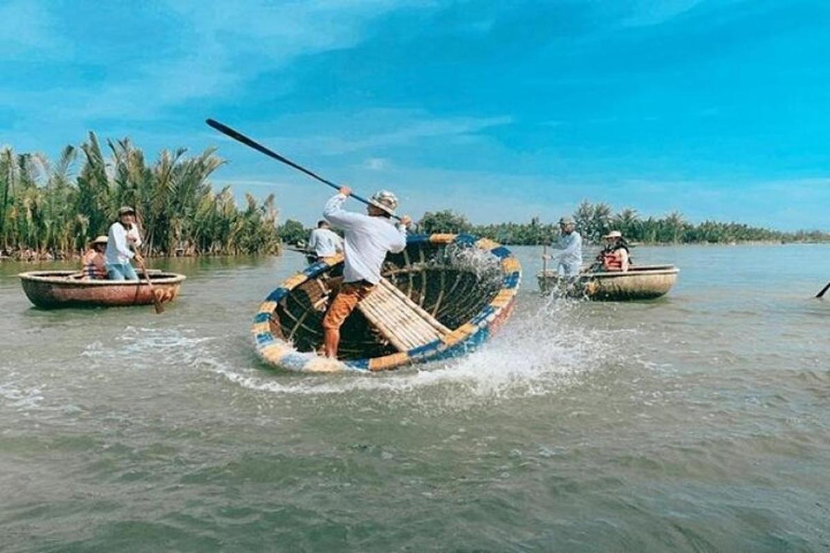 un gruppo di persone che viaggiano su barche in acqua