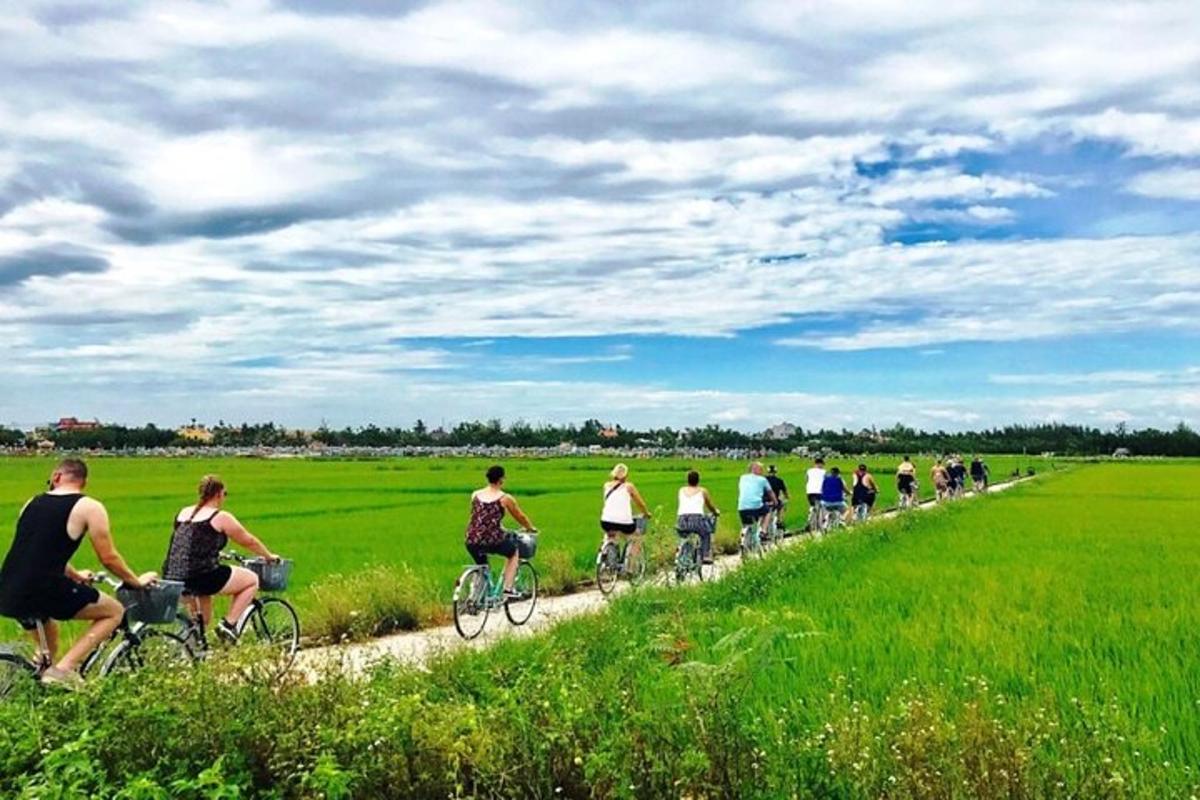 un gruppo di persone in bicicletta in un campo