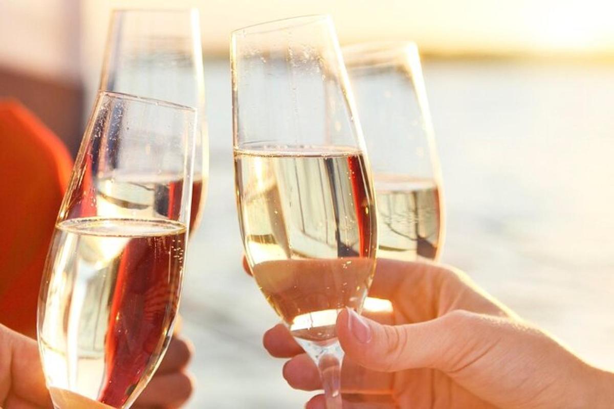 zwei Personen halten zwei Gläser Wein hoch
