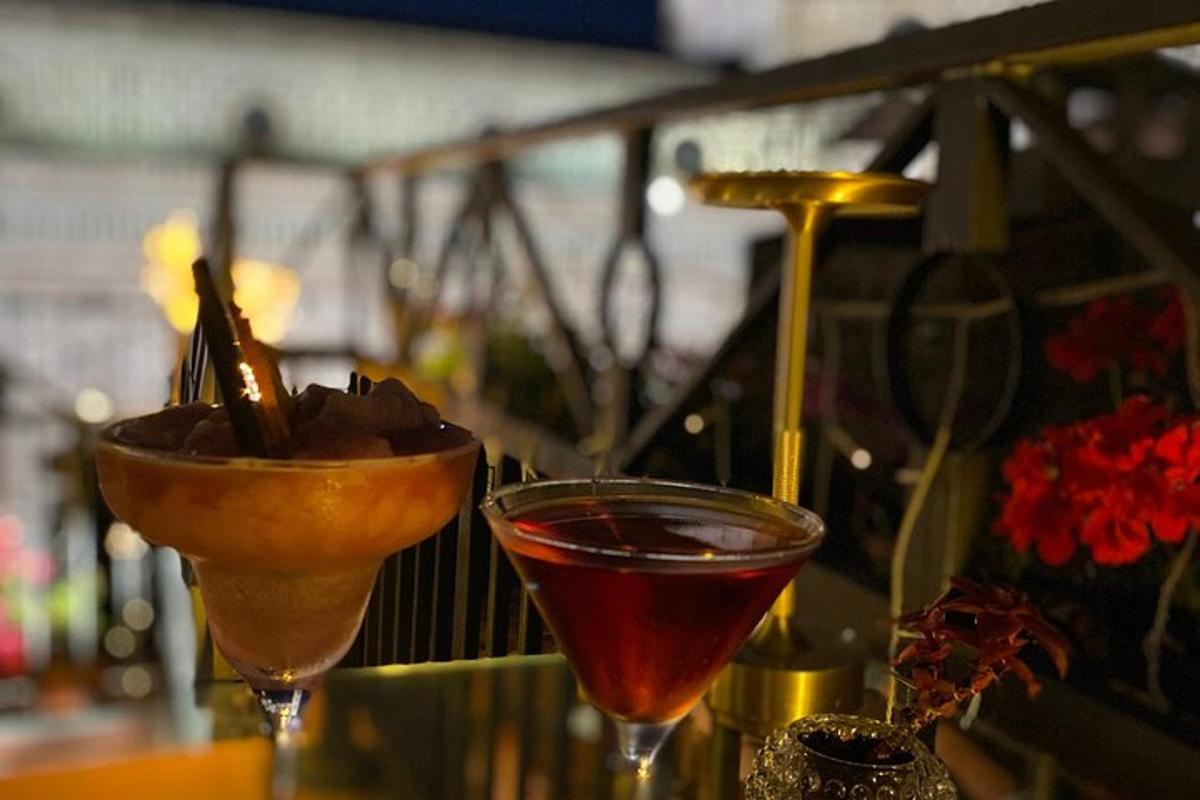 Tveir martini-drykki sitja á borði með skál