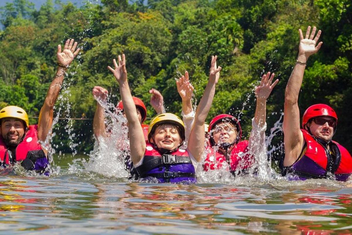 un gruppo di persone che nuotano nell'acqua