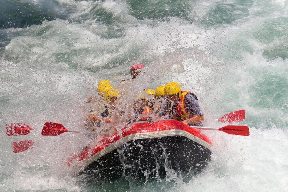 un gruppo di persone su una zattera in acqua