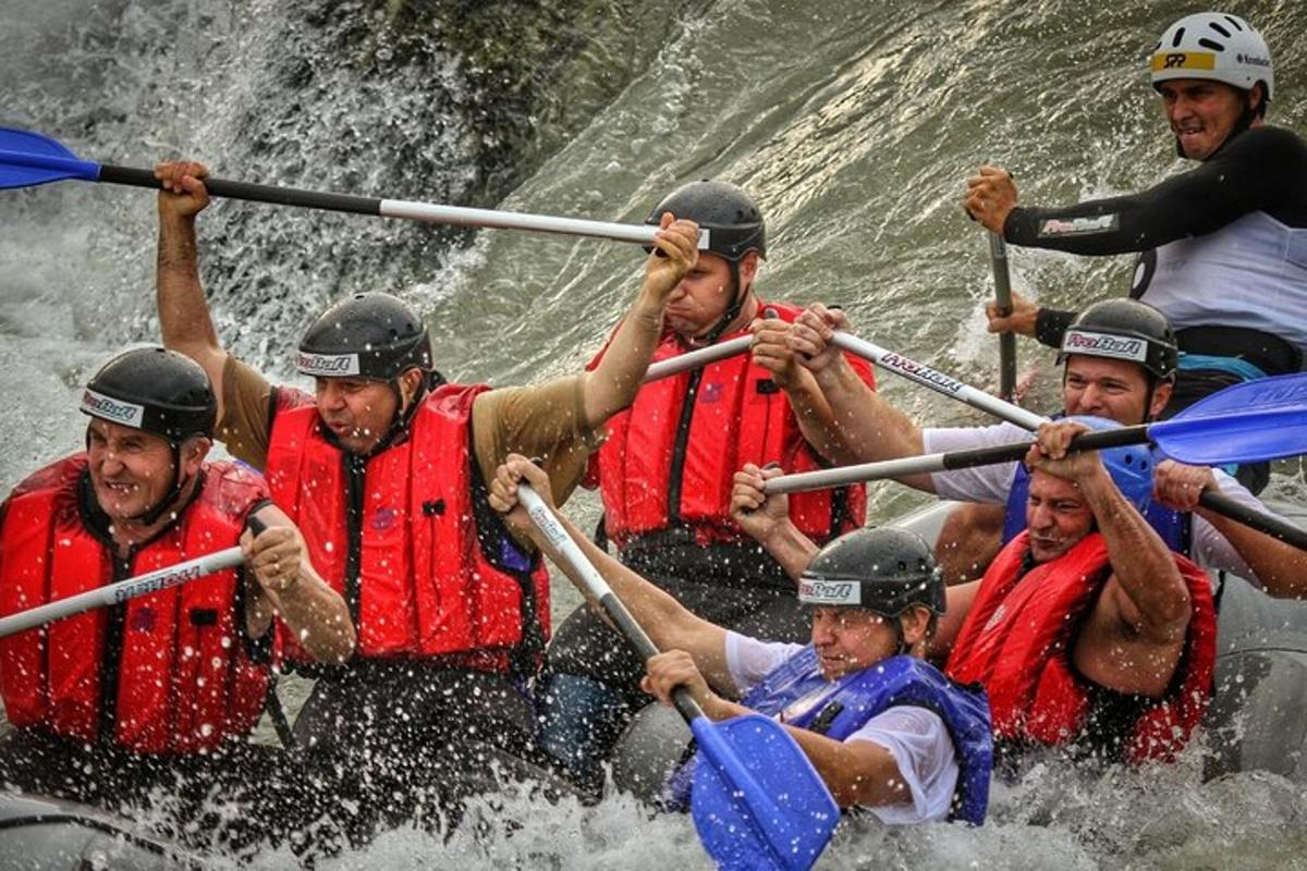 un gruppo di persone su una zattera su un fiume