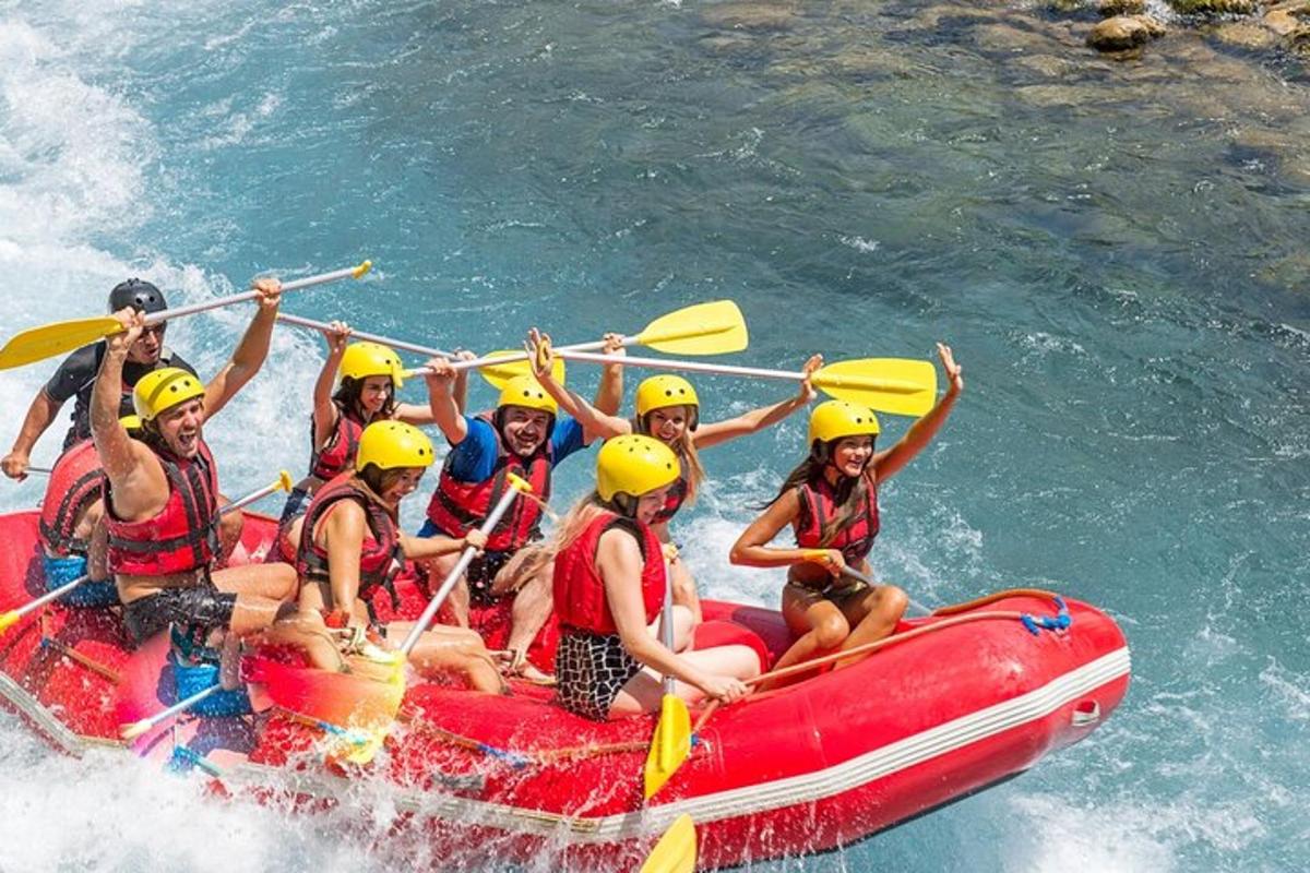 un gruppo di persone su una zattera in acqua
