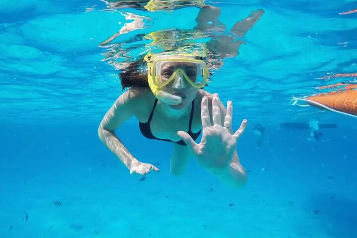kona í snorkli í vatninu