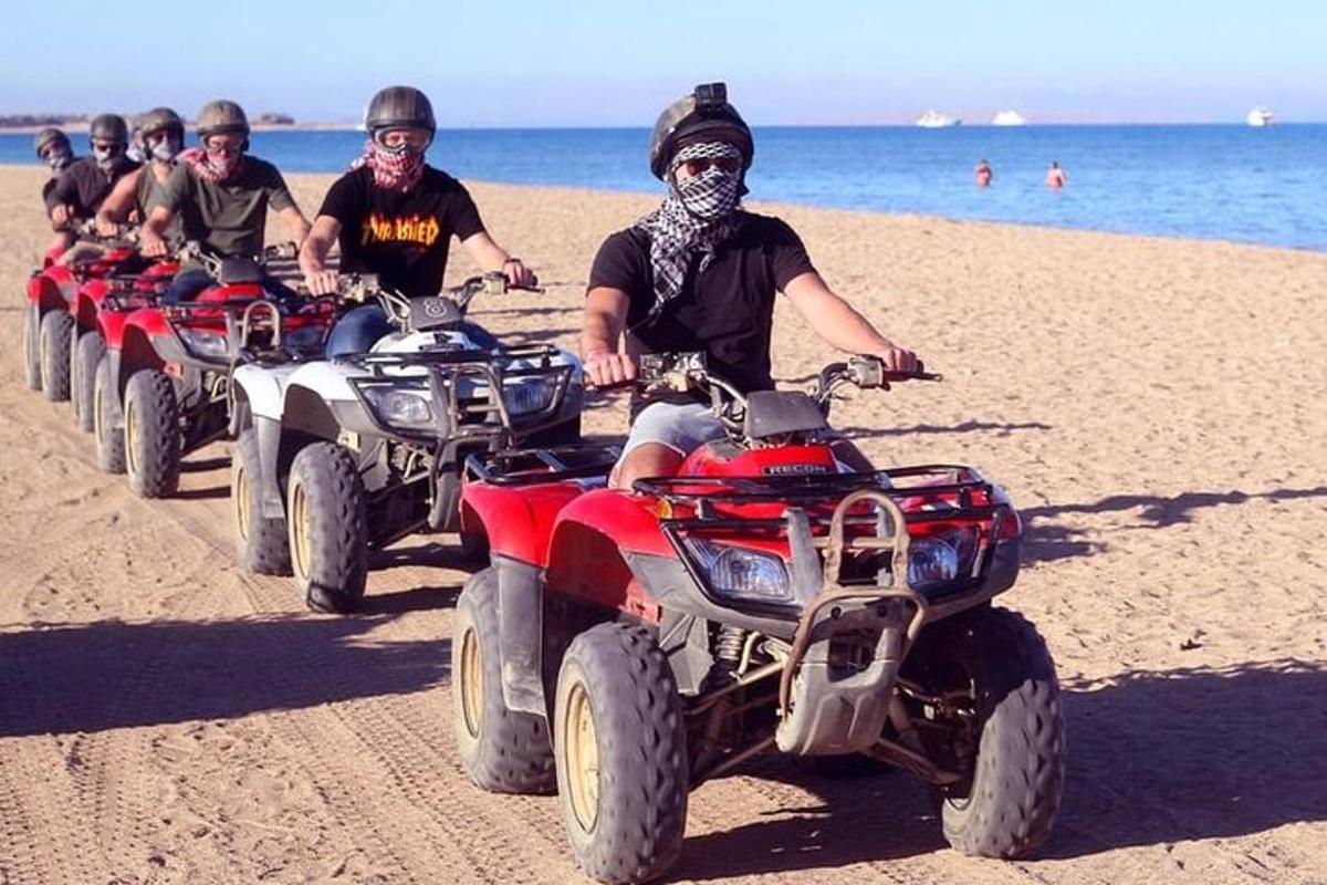 Μια ομάδα ανθρώπων που οδηγούν ATV στην παραλία