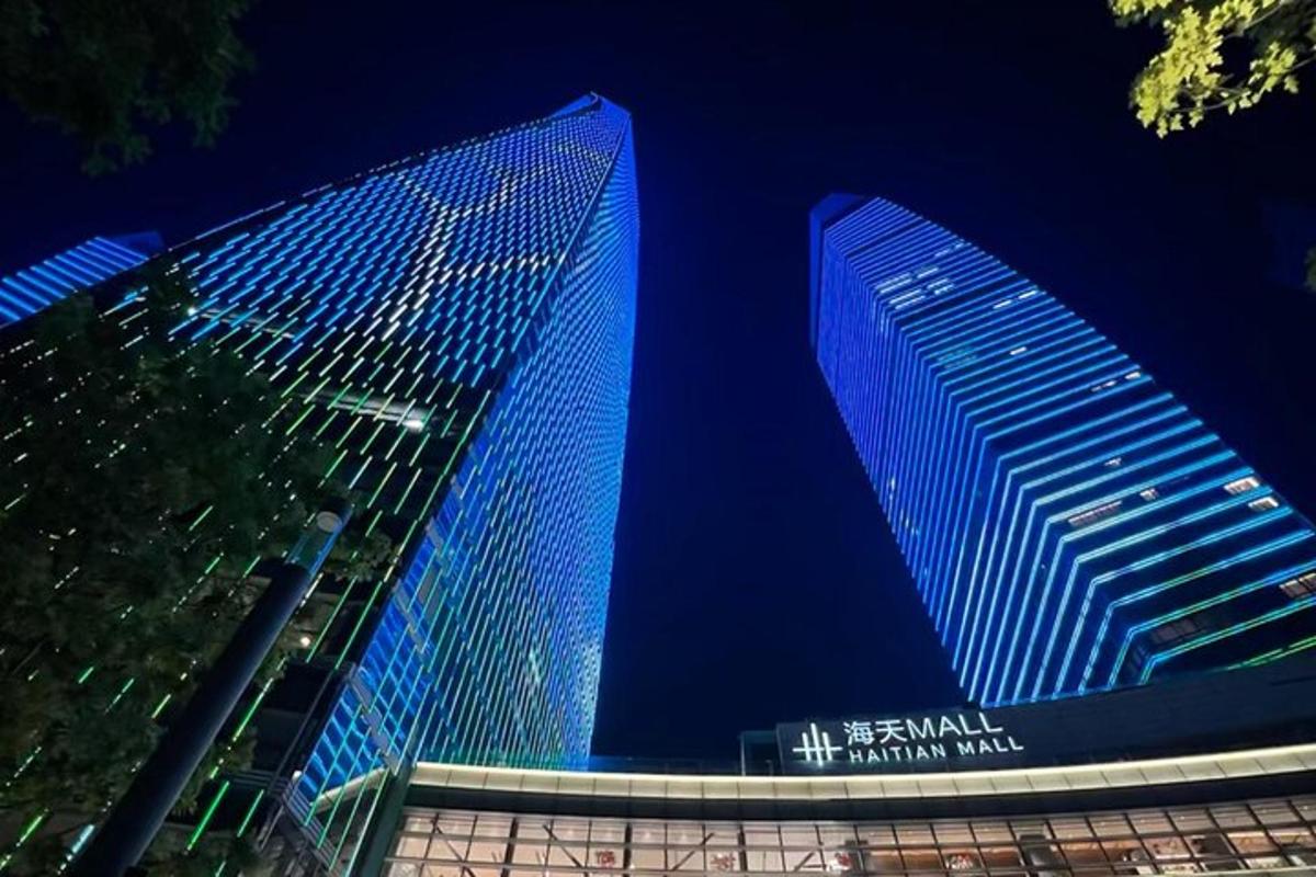 两座高楼在夜晚被蓝色灯光照亮