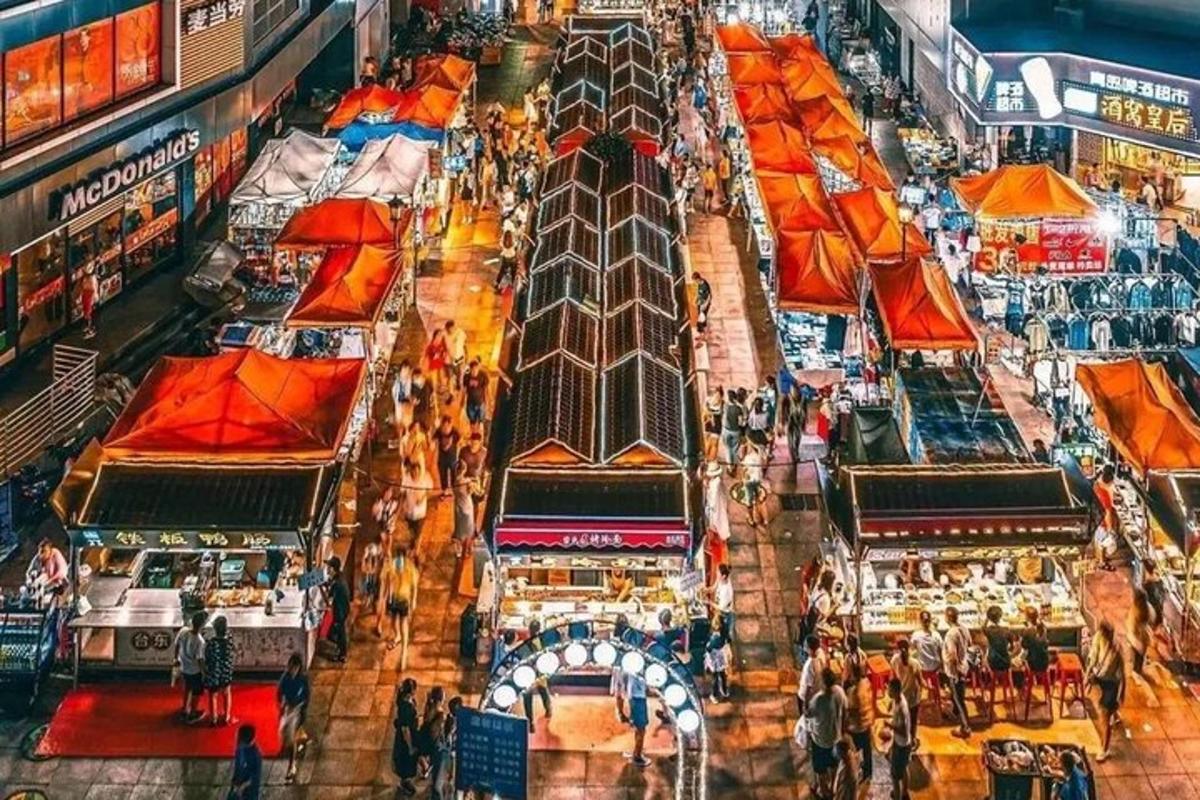 俯瞰熙熙攘攘的城市街道
