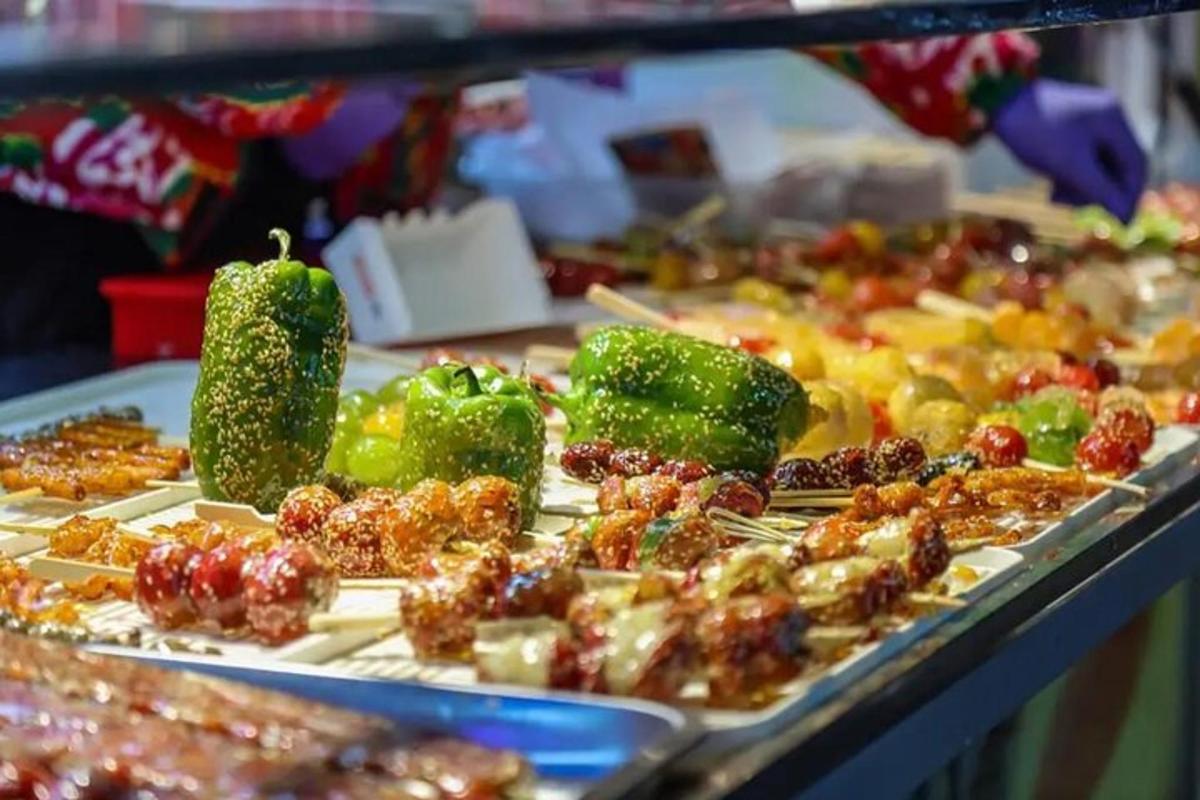 展示各种食物的自助餐