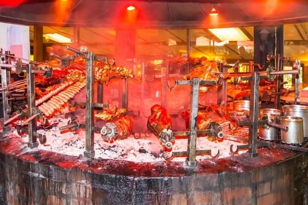 một lò nướng với gà và các loại thực phẩm khác