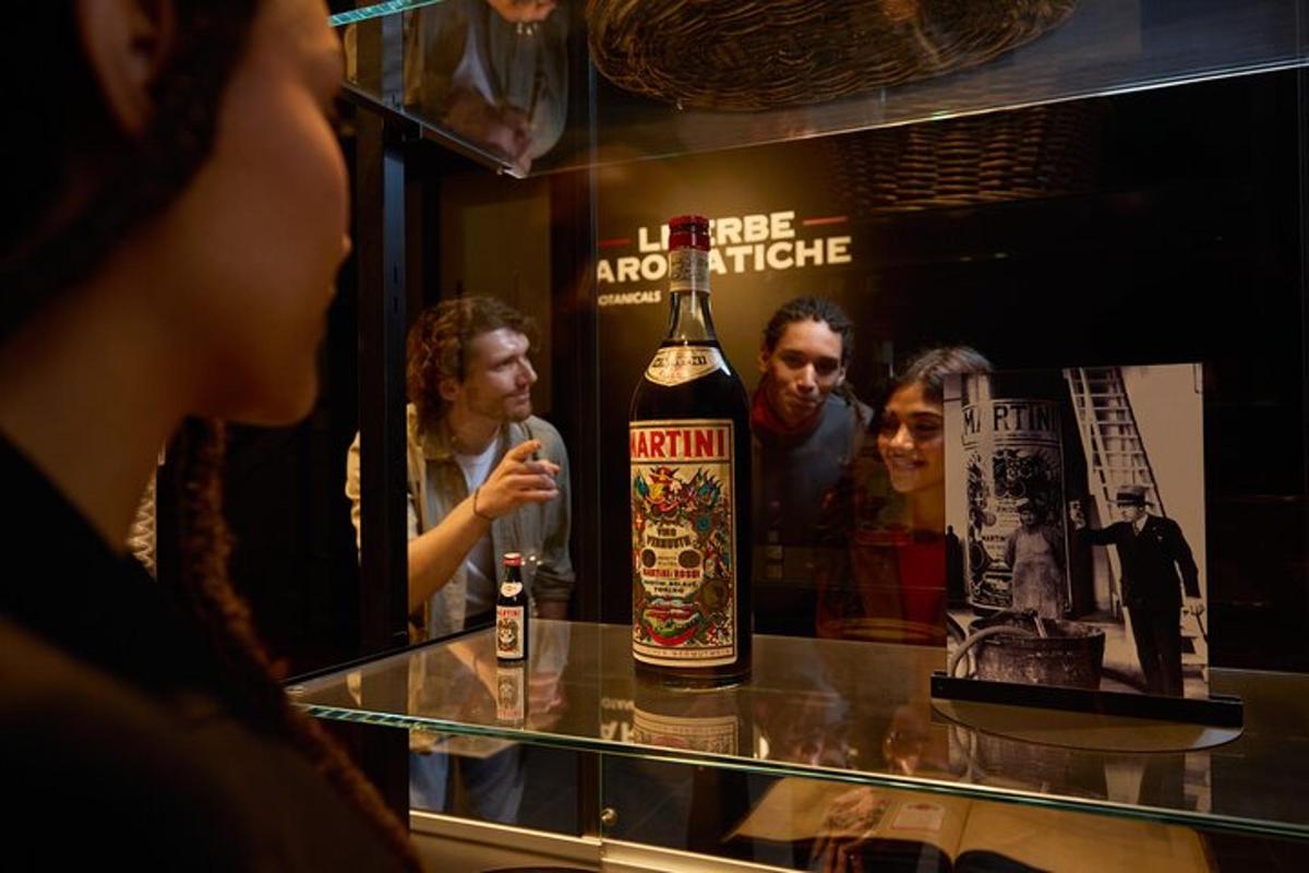 una dona mirant una ampolla d'alcohol en un taulell