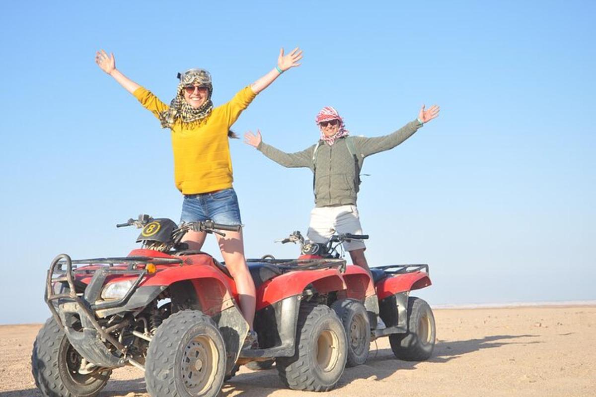 Dos hombres parados en vehículos todo terreno en el desierto