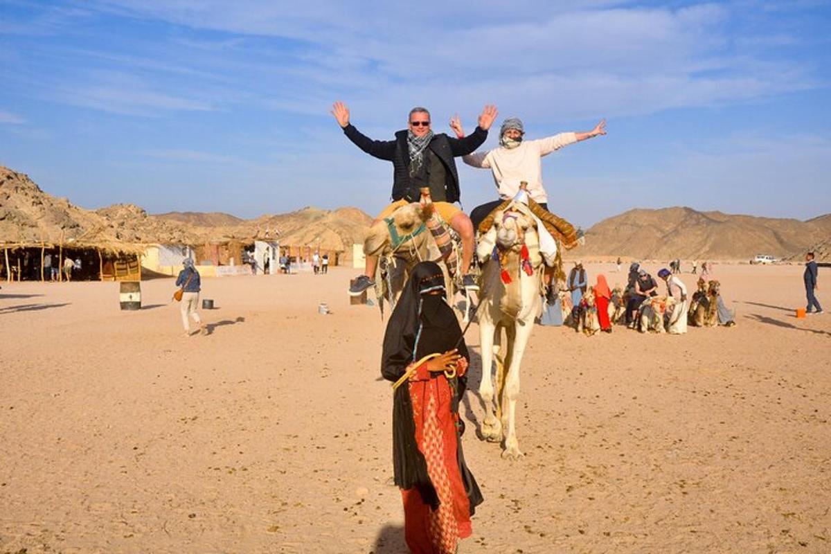 dos hombres montando a caballo en el desierto