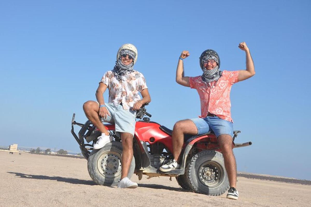Dos hombres sentados en una motocicleta en el desierto