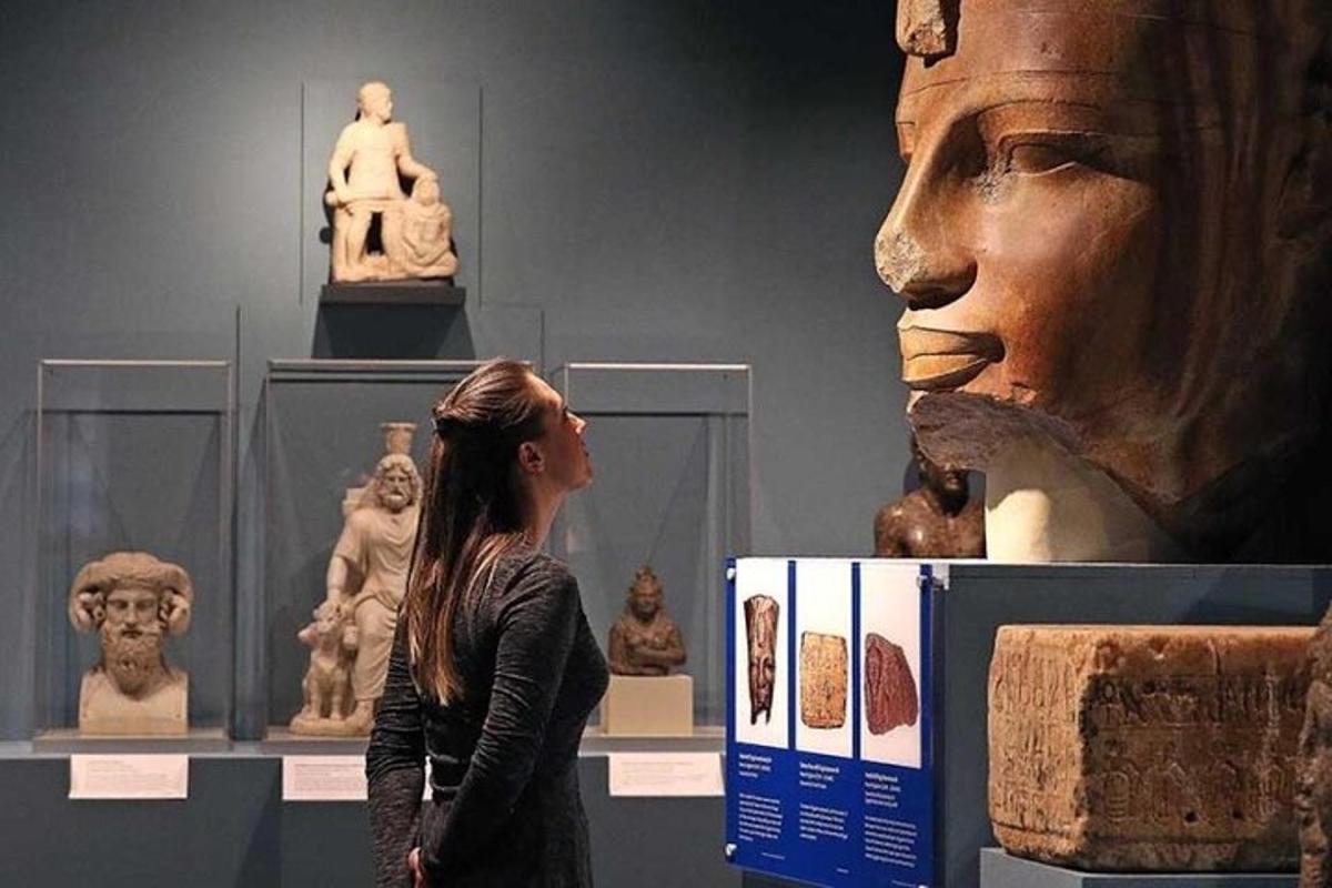 μια γυναίκα που στέκεται μπροστά σε ένα έκθεμα σε ένα μουσείο