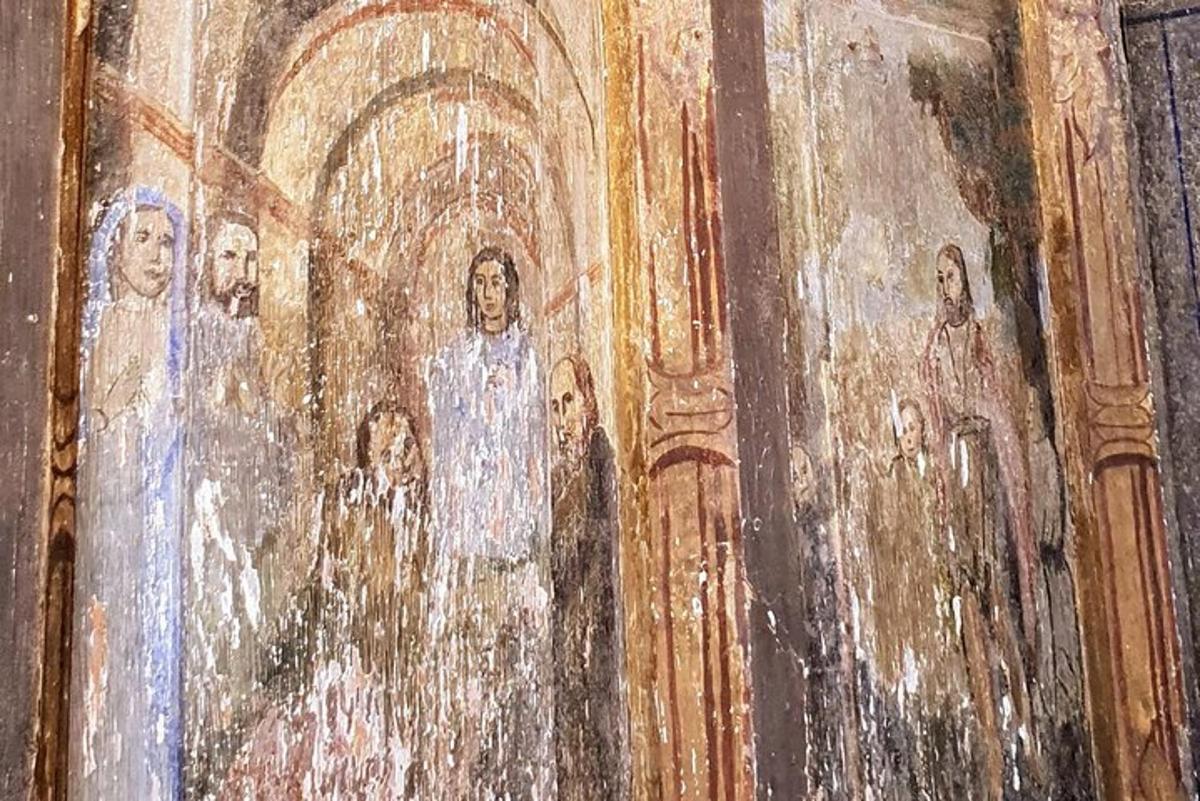 una pintura en la pared de una iglesia
