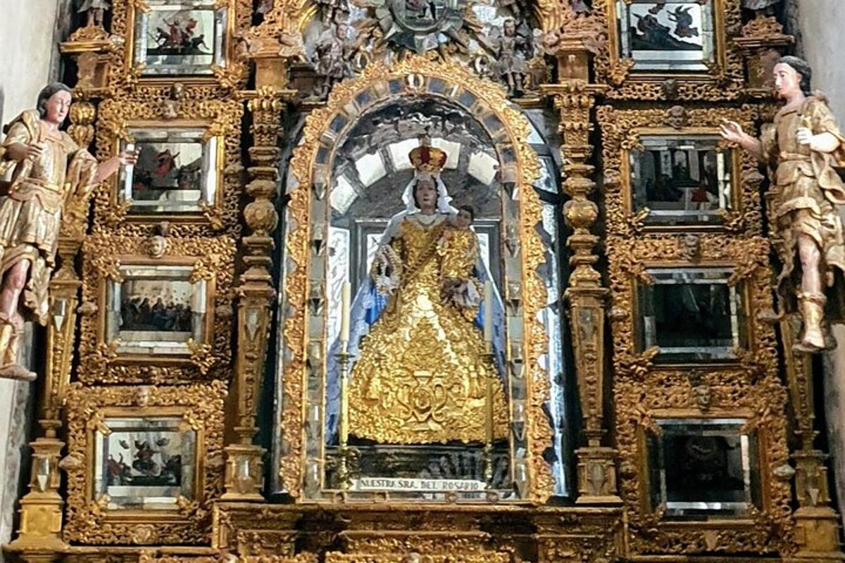 女性の像が置かれた金の祭壇
