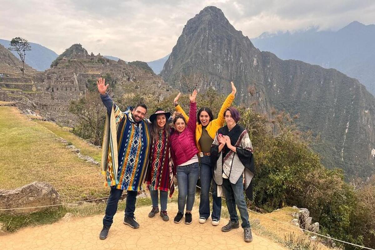 un gruppo di persone in piedi sulla cima di una montagna