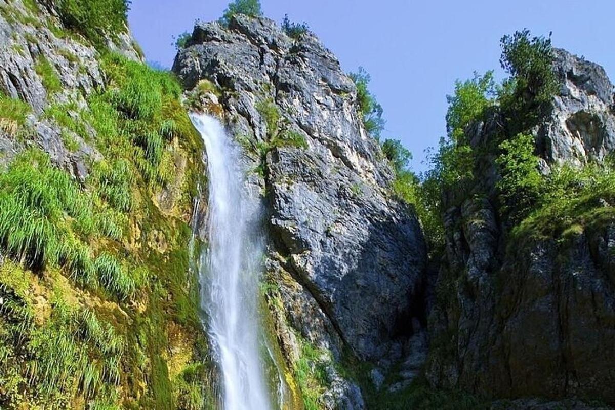 una cascada al vessant d'una muntanya
