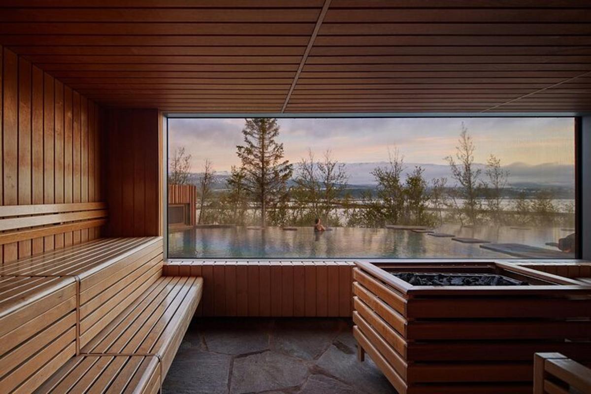 suur aken basseiniga saunas