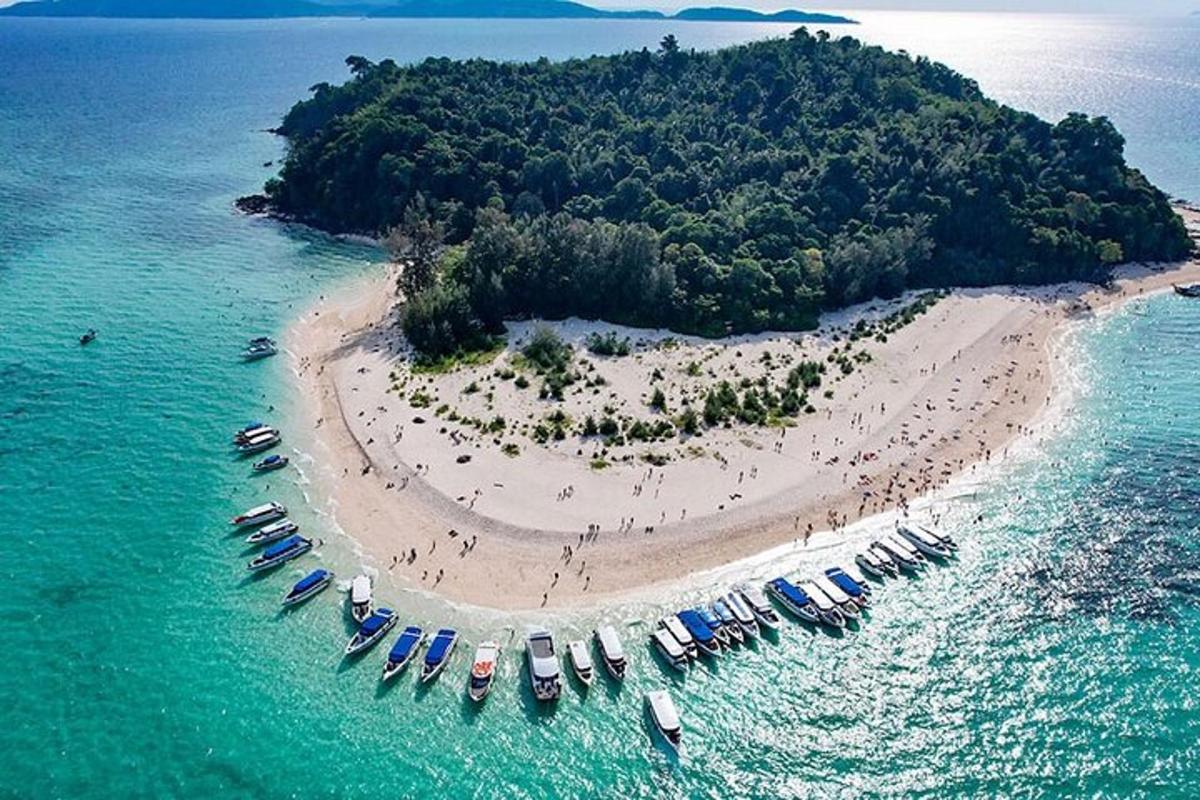 uma pequena ilha com barcos na água